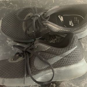 all black nike running shoes